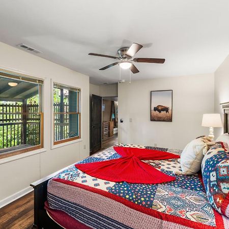 גטלינבורג Whiskey Ridge Lodge, A Restored 1940S Gem, 2 Mins From Downtown, Breathtaking City Views, Custom Game Room, And Spacious Elegance מראה חיצוני תמונה