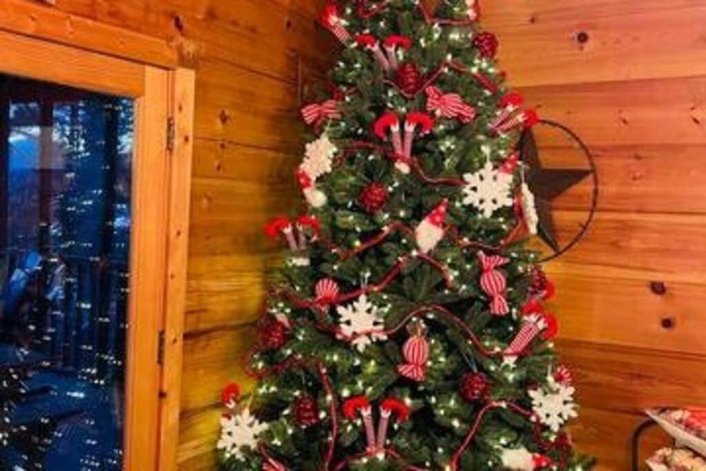 גטלינבורג Whiskey Ridge Lodge, A Restored 1940S Gem, 2 Mins From Downtown, Breathtaking City Views, Custom Game Room, And Spacious Elegance מראה חיצוני תמונה