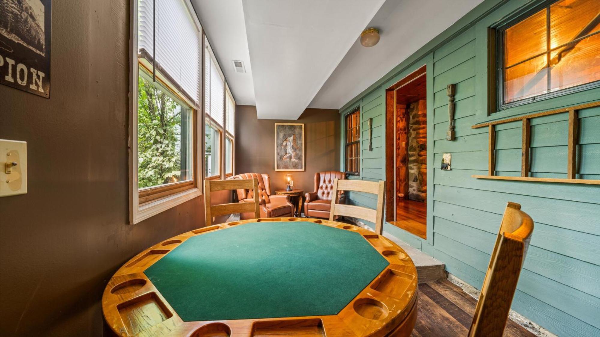 גטלינבורג Whiskey Ridge Lodge, A Restored 1940S Gem, 2 Mins From Downtown, Breathtaking City Views, Custom Game Room, And Spacious Elegance מראה חיצוני תמונה