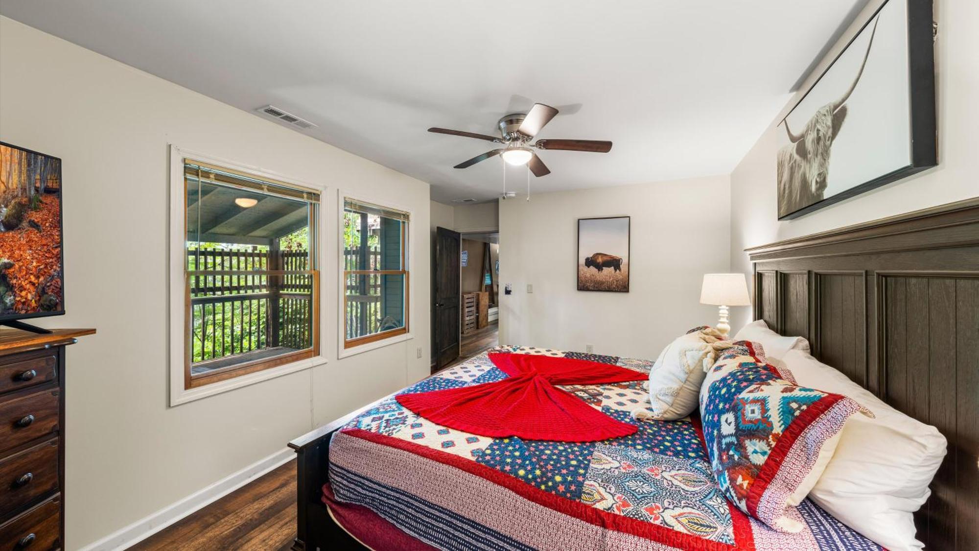 גטלינבורג Whiskey Ridge Lodge, A Restored 1940S Gem, 2 Mins From Downtown, Breathtaking City Views, Custom Game Room, And Spacious Elegance מראה חיצוני תמונה