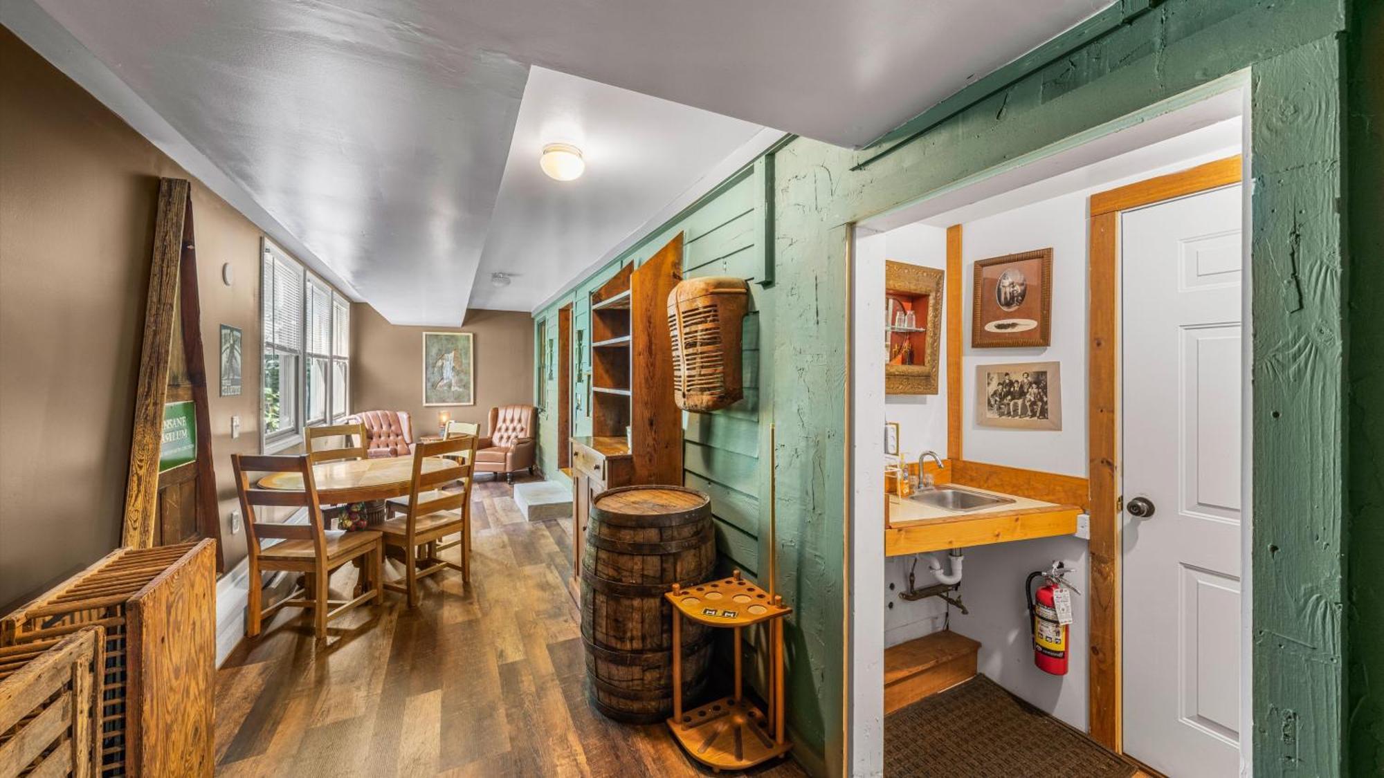 גטלינבורג Whiskey Ridge Lodge, A Restored 1940S Gem, 2 Mins From Downtown, Breathtaking City Views, Custom Game Room, And Spacious Elegance מראה חיצוני תמונה