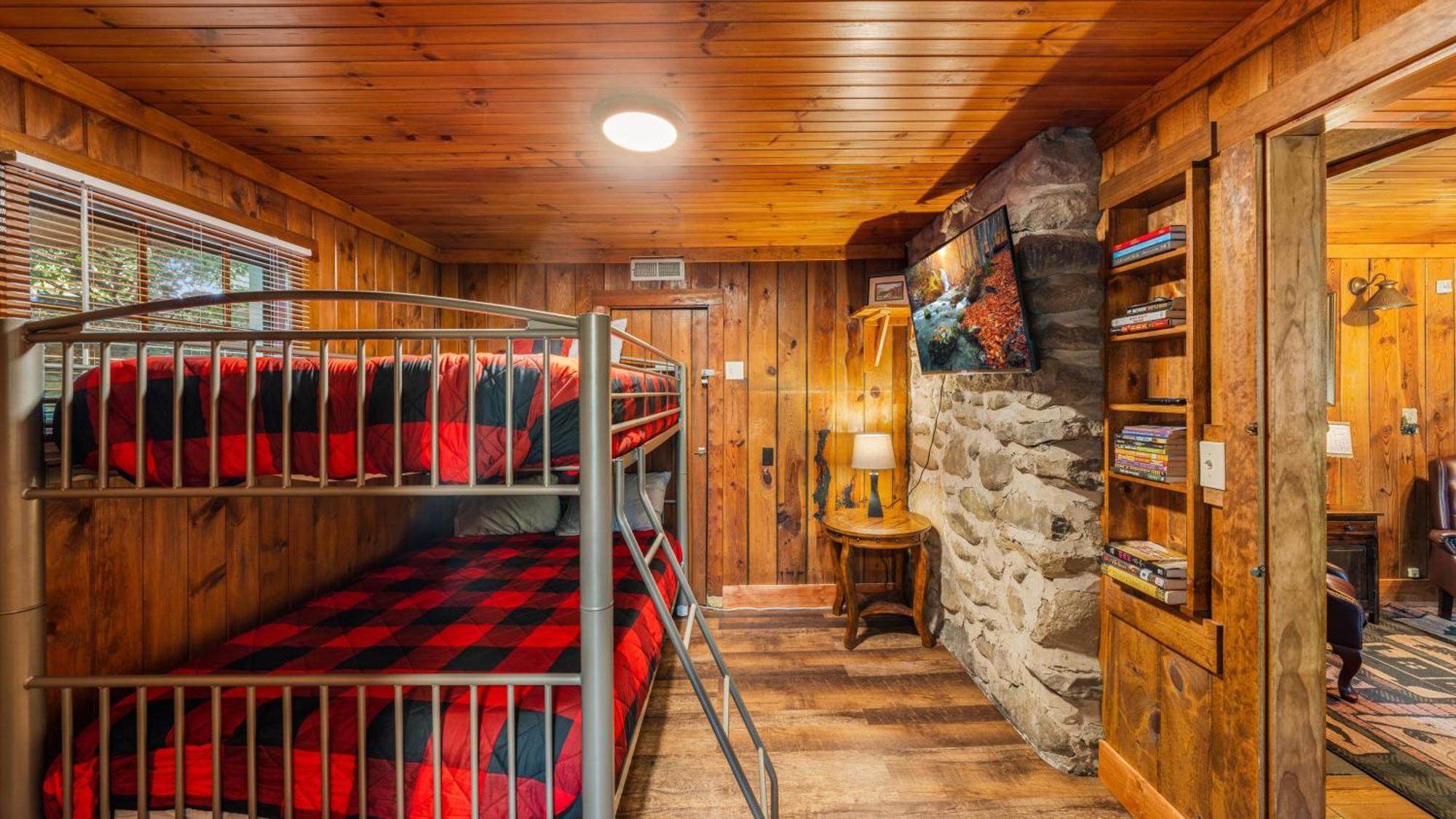 גטלינבורג Whiskey Ridge Lodge, A Restored 1940S Gem, 2 Mins From Downtown, Breathtaking City Views, Custom Game Room, And Spacious Elegance מראה חיצוני תמונה