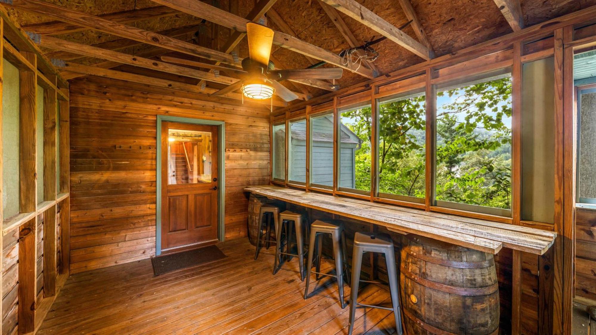 גטלינבורג Whiskey Ridge Lodge, A Restored 1940S Gem, 2 Mins From Downtown, Breathtaking City Views, Custom Game Room, And Spacious Elegance מראה חיצוני תמונה
