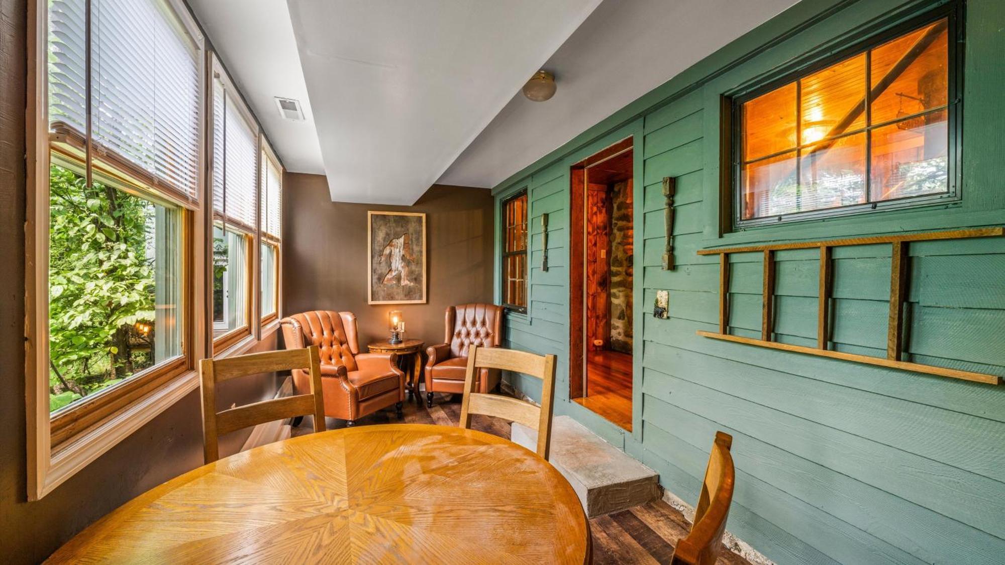 גטלינבורג Whiskey Ridge Lodge, A Restored 1940S Gem, 2 Mins From Downtown, Breathtaking City Views, Custom Game Room, And Spacious Elegance מראה חיצוני תמונה