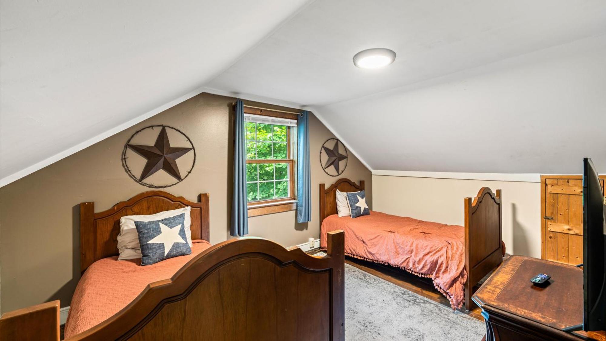 גטלינבורג Whiskey Ridge Lodge, A Restored 1940S Gem, 2 Mins From Downtown, Breathtaking City Views, Custom Game Room, And Spacious Elegance מראה חיצוני תמונה