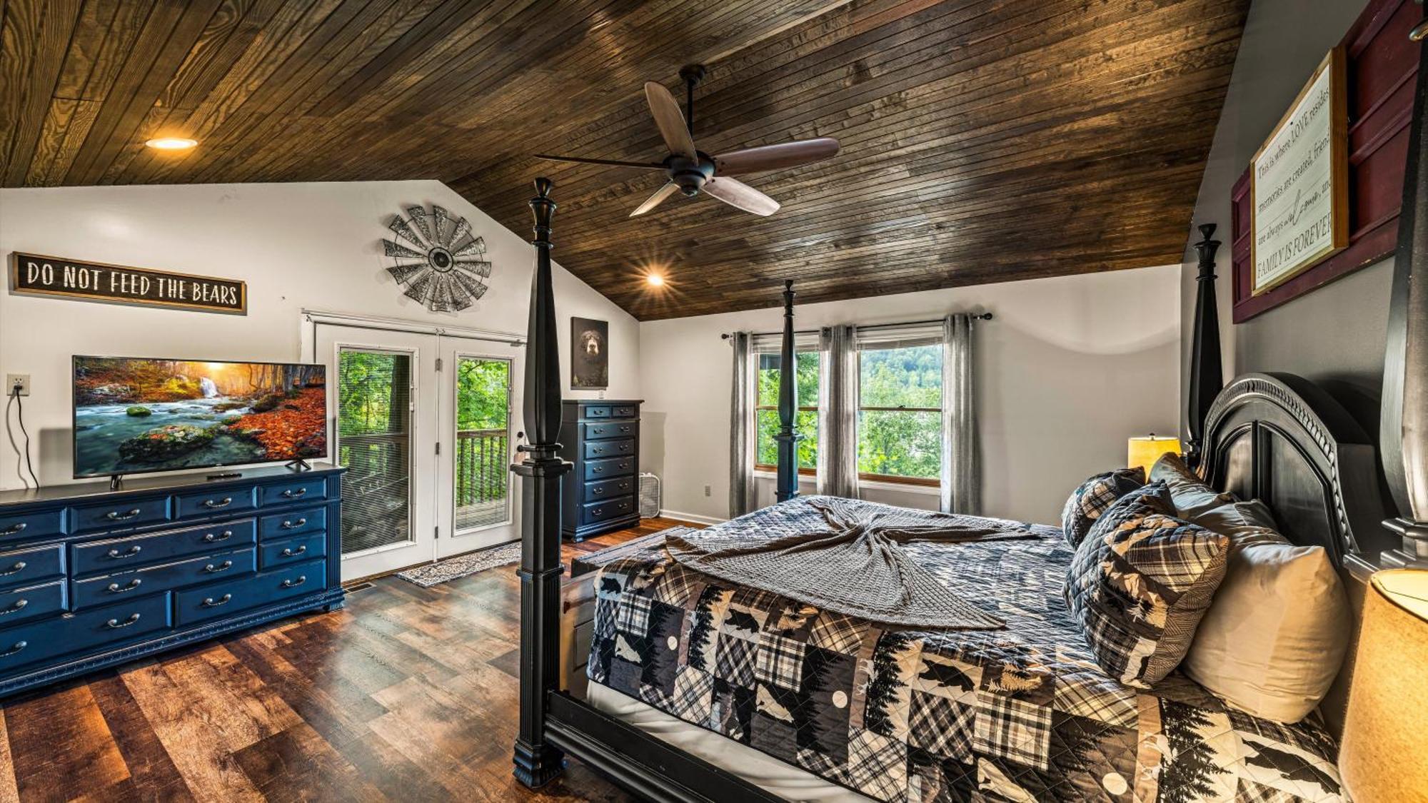 גטלינבורג Whiskey Ridge Lodge, A Restored 1940S Gem, 2 Mins From Downtown, Breathtaking City Views, Custom Game Room, And Spacious Elegance מראה חיצוני תמונה
