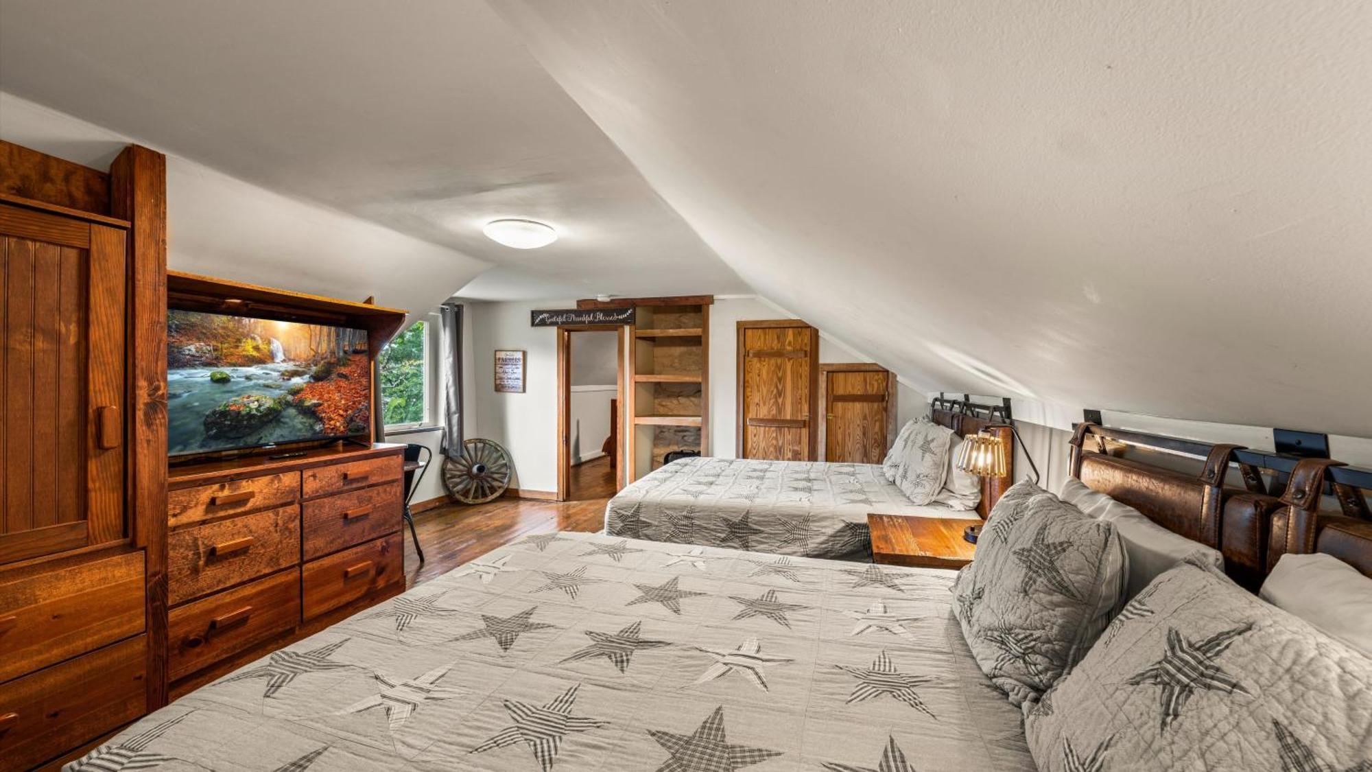 גטלינבורג Whiskey Ridge Lodge, A Restored 1940S Gem, 2 Mins From Downtown, Breathtaking City Views, Custom Game Room, And Spacious Elegance מראה חיצוני תמונה