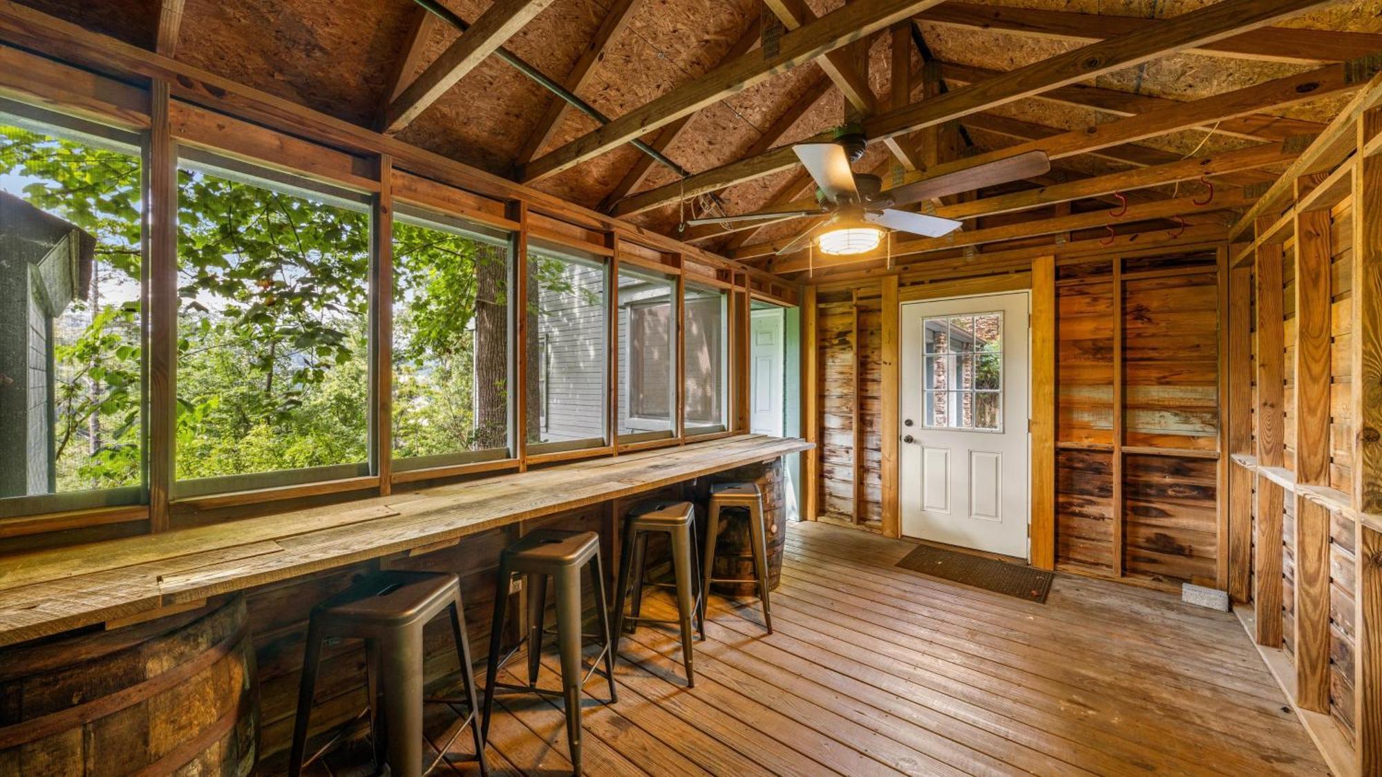 גטלינבורג Whiskey Ridge Lodge, A Restored 1940S Gem, 2 Mins From Downtown, Breathtaking City Views, Custom Game Room, And Spacious Elegance מראה חיצוני תמונה