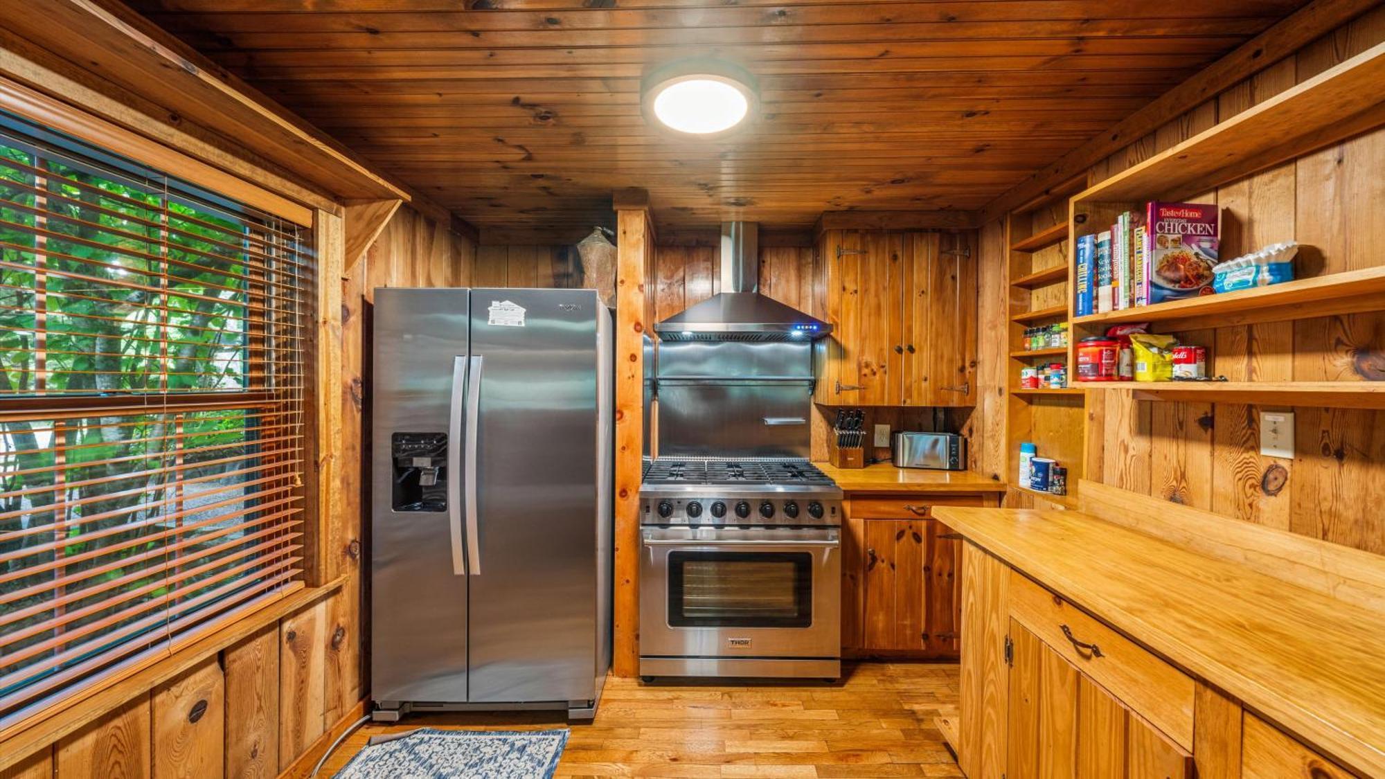 גטלינבורג Whiskey Ridge Lodge, A Restored 1940S Gem, 2 Mins From Downtown, Breathtaking City Views, Custom Game Room, And Spacious Elegance מראה חיצוני תמונה