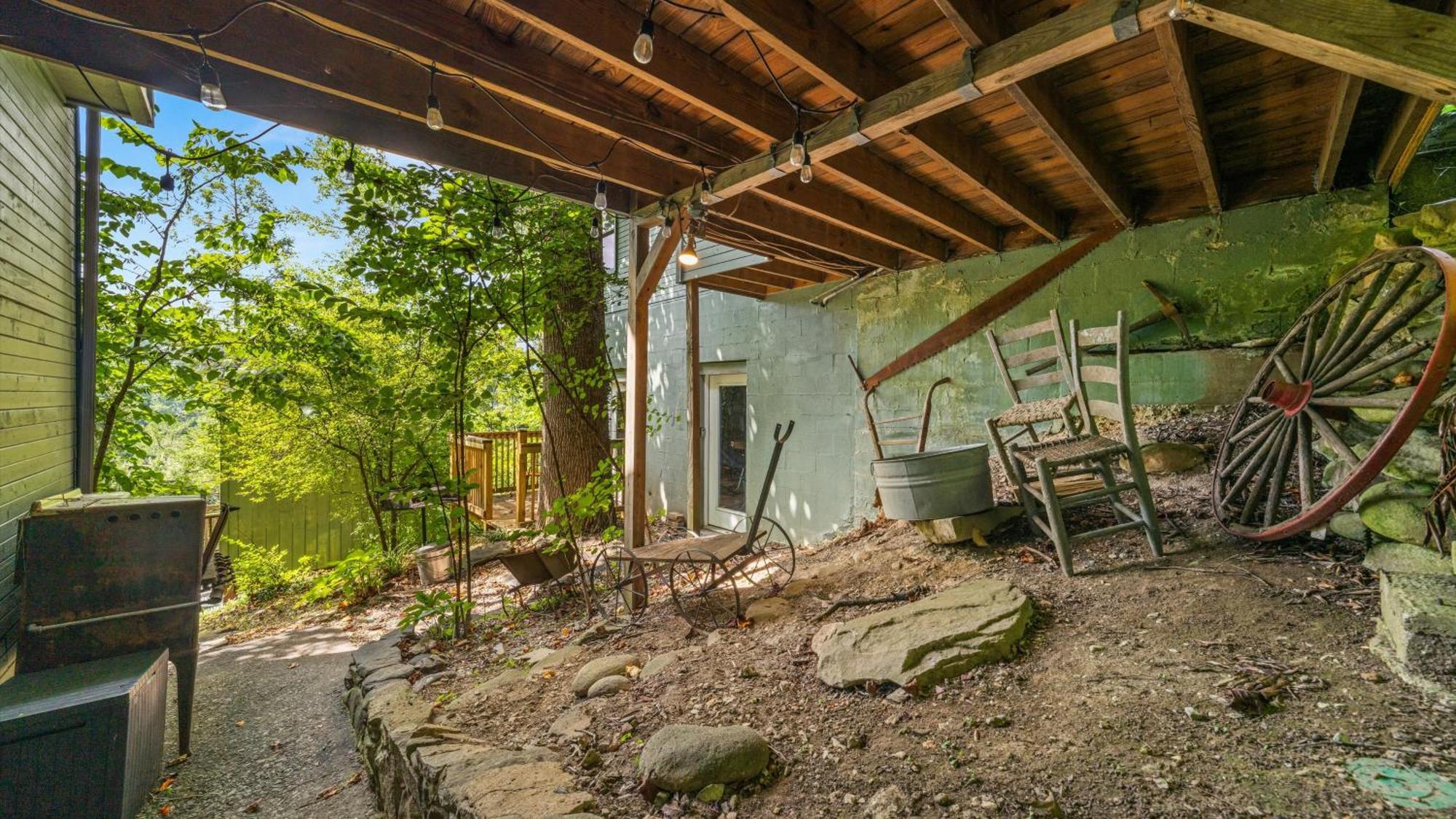 גטלינבורג Whiskey Ridge Lodge, A Restored 1940S Gem, 2 Mins From Downtown, Breathtaking City Views, Custom Game Room, And Spacious Elegance מראה חיצוני תמונה