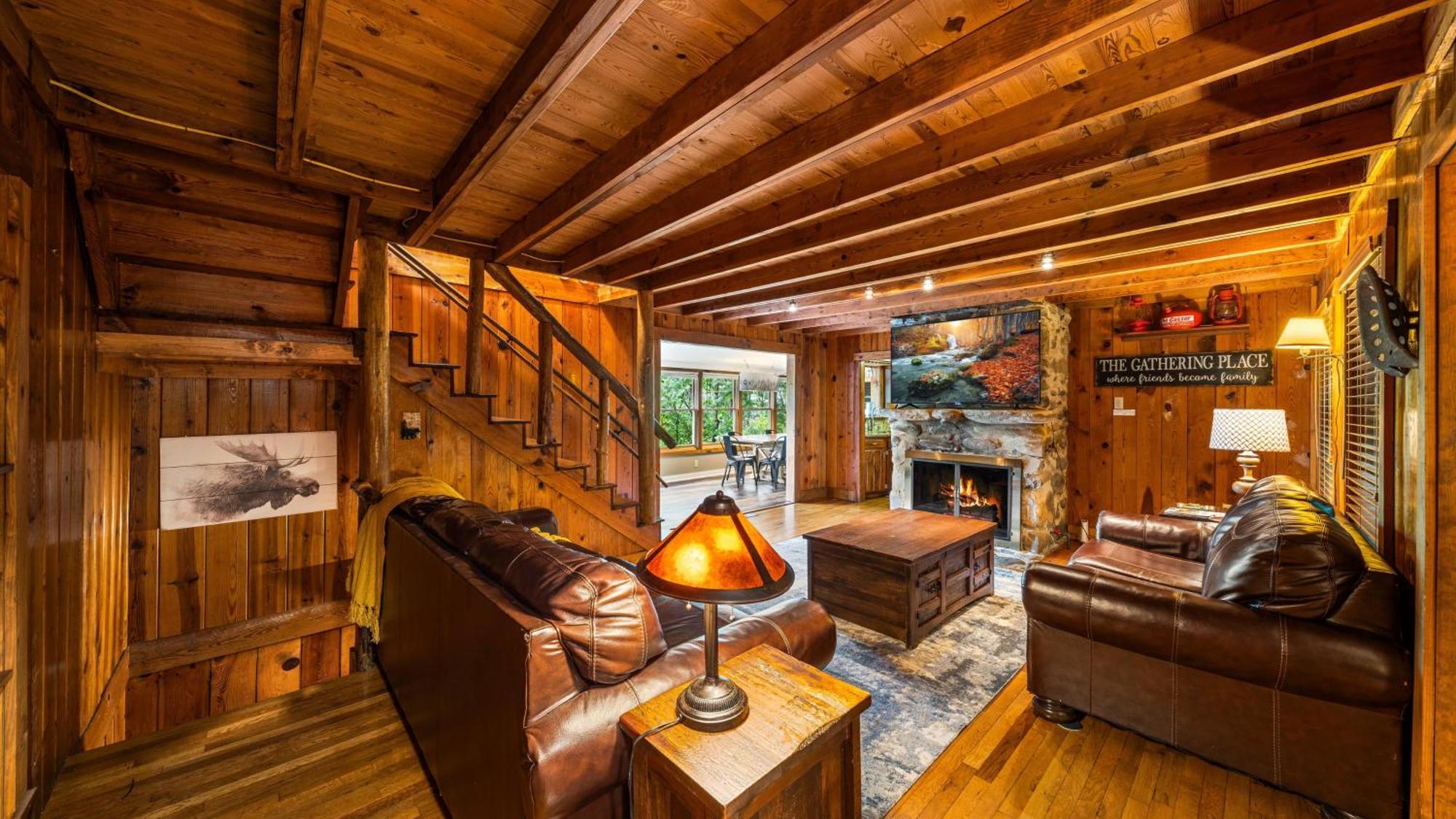 גטלינבורג Whiskey Ridge Lodge, A Restored 1940S Gem, 2 Mins From Downtown, Breathtaking City Views, Custom Game Room, And Spacious Elegance מראה חיצוני תמונה
