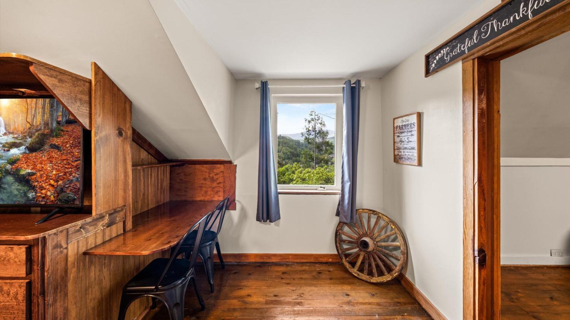 גטלינבורג Whiskey Ridge Lodge, A Restored 1940S Gem, 2 Mins From Downtown, Breathtaking City Views, Custom Game Room, And Spacious Elegance מראה חיצוני תמונה