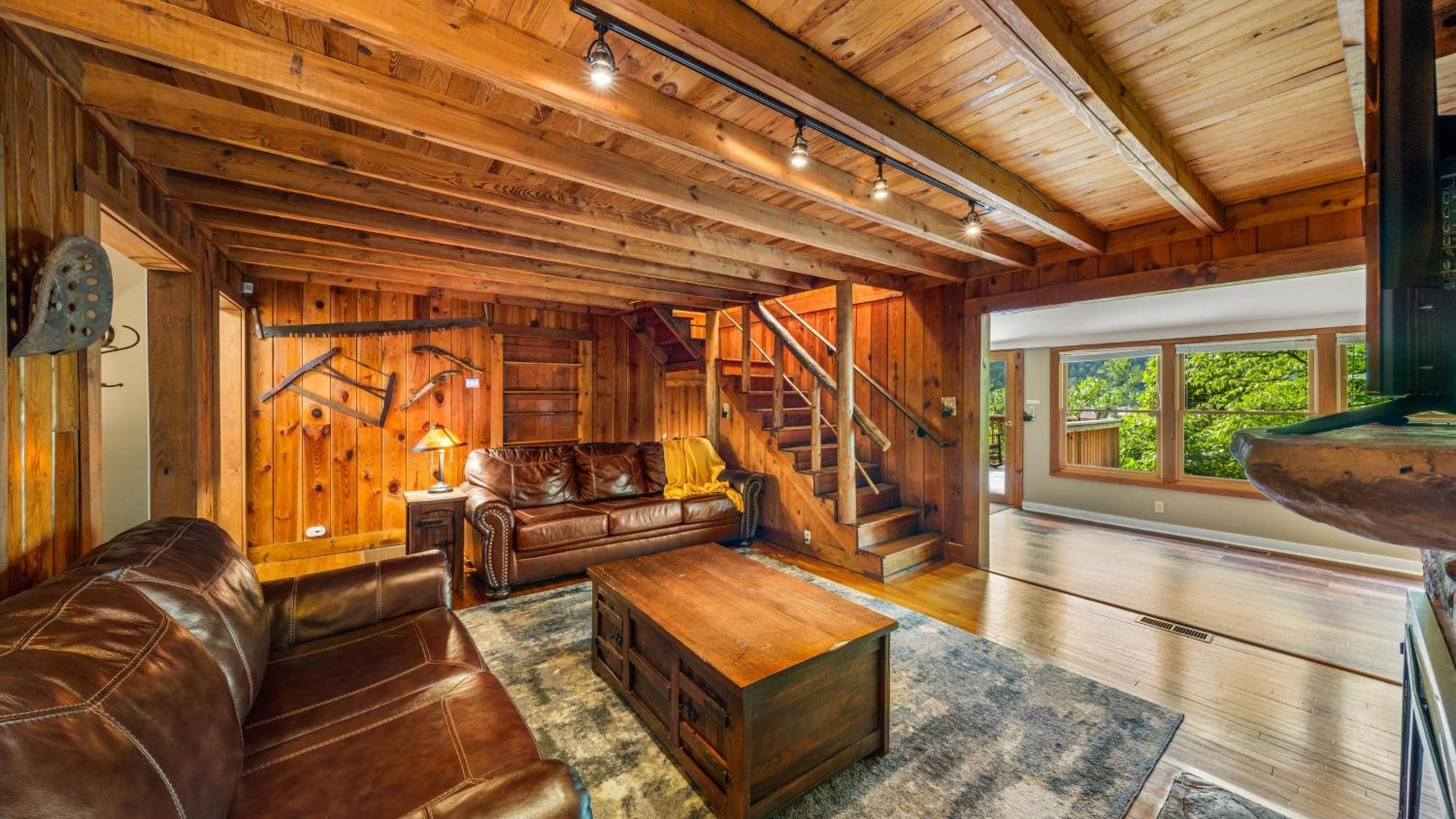 גטלינבורג Whiskey Ridge Lodge, A Restored 1940S Gem, 2 Mins From Downtown, Breathtaking City Views, Custom Game Room, And Spacious Elegance מראה חיצוני תמונה