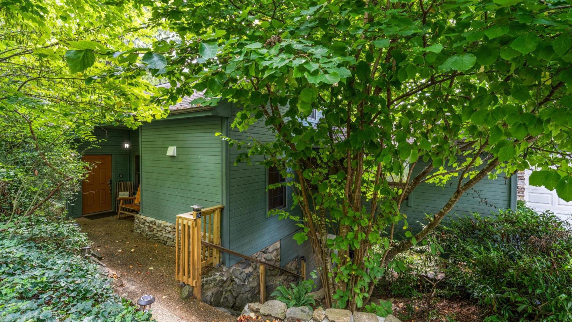 גטלינבורג Whiskey Ridge Lodge, A Restored 1940S Gem, 2 Mins From Downtown, Breathtaking City Views, Custom Game Room, And Spacious Elegance מראה חיצוני תמונה