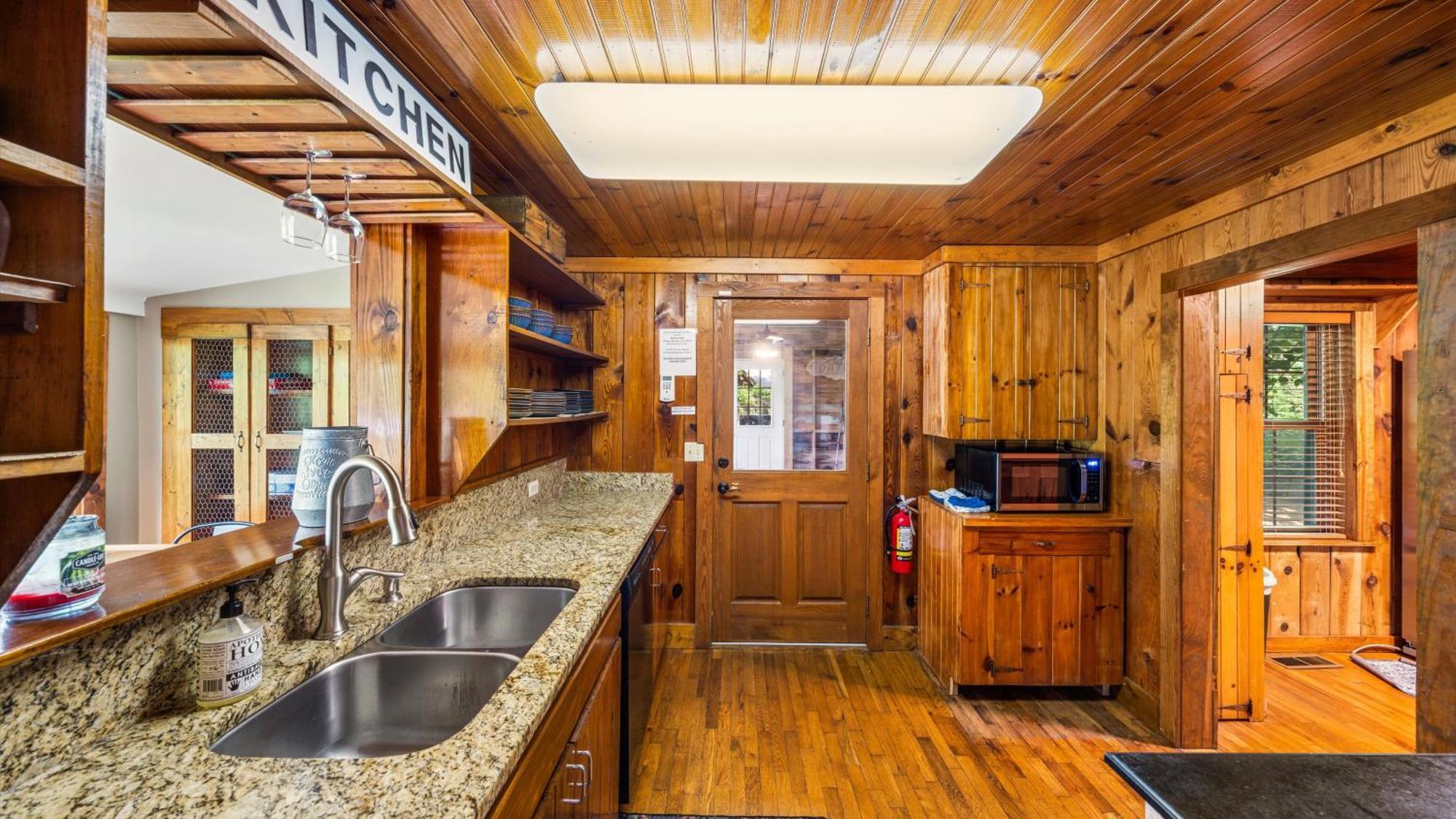 גטלינבורג Whiskey Ridge Lodge, A Restored 1940S Gem, 2 Mins From Downtown, Breathtaking City Views, Custom Game Room, And Spacious Elegance מראה חיצוני תמונה