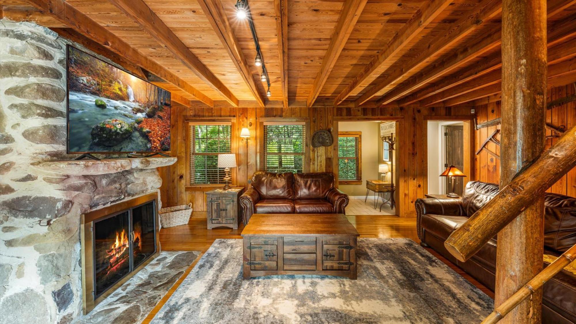 גטלינבורג Whiskey Ridge Lodge, A Restored 1940S Gem, 2 Mins From Downtown, Breathtaking City Views, Custom Game Room, And Spacious Elegance מראה חיצוני תמונה