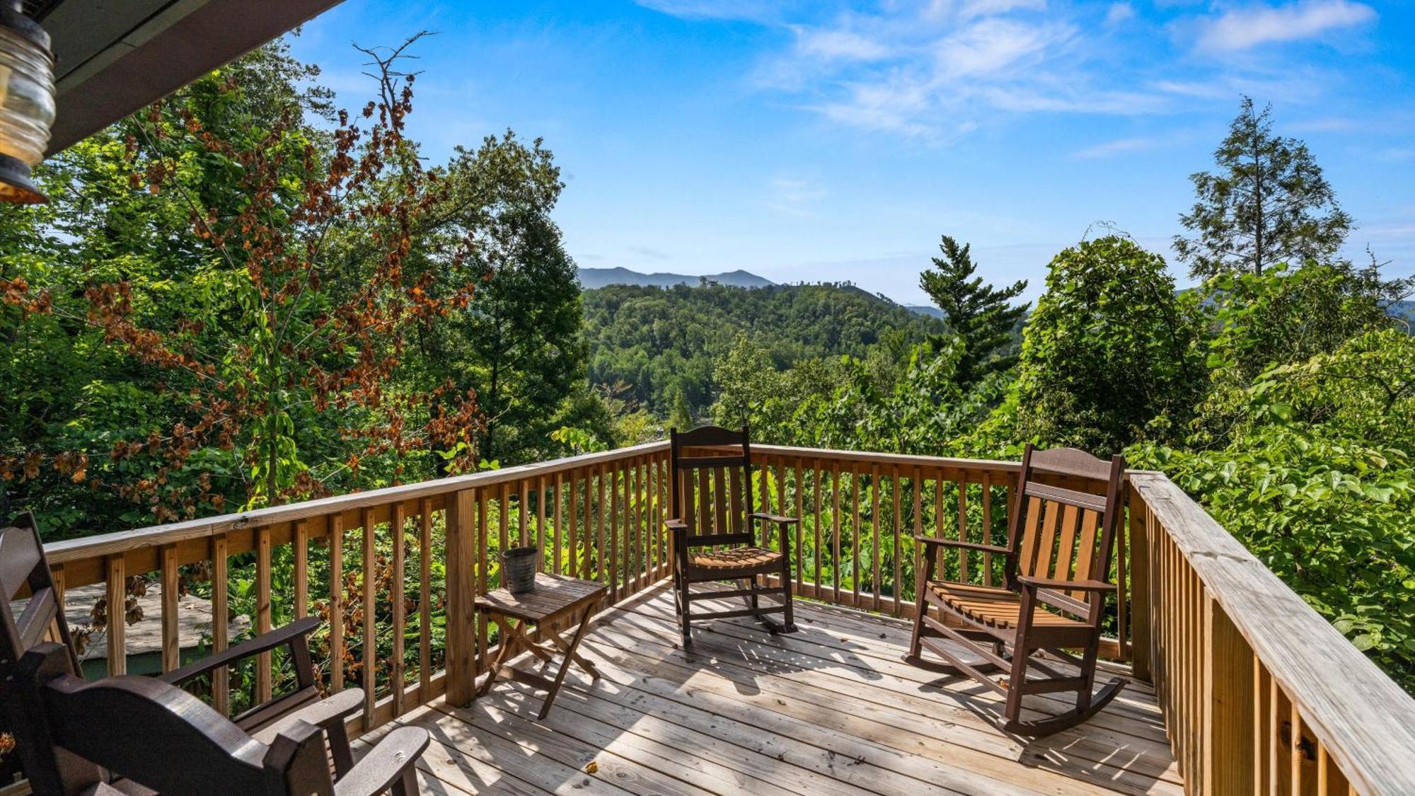 גטלינבורג Whiskey Ridge Lodge, A Restored 1940S Gem, 2 Mins From Downtown, Breathtaking City Views, Custom Game Room, And Spacious Elegance מראה חיצוני תמונה