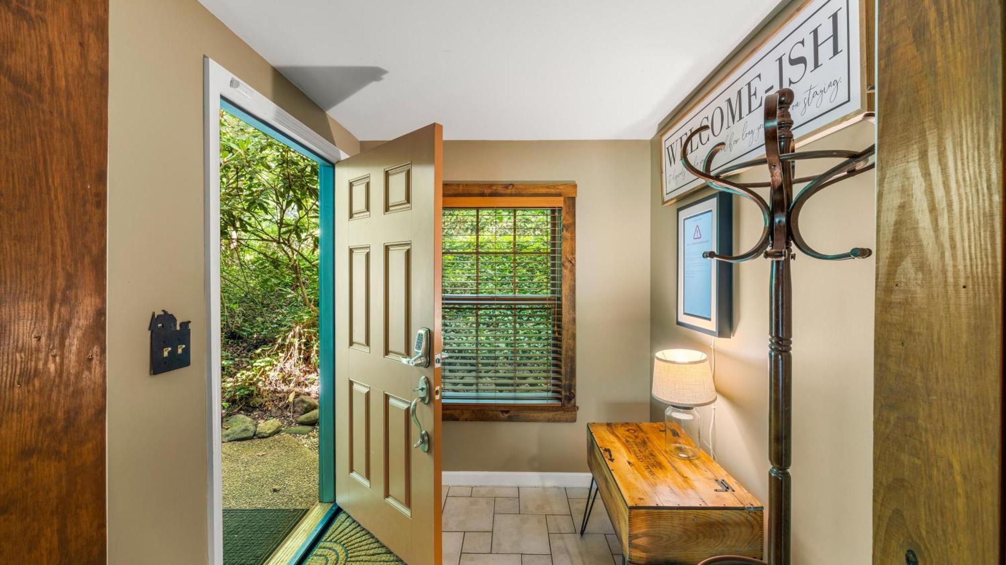 גטלינבורג Whiskey Ridge Lodge, A Restored 1940S Gem, 2 Mins From Downtown, Breathtaking City Views, Custom Game Room, And Spacious Elegance מראה חיצוני תמונה