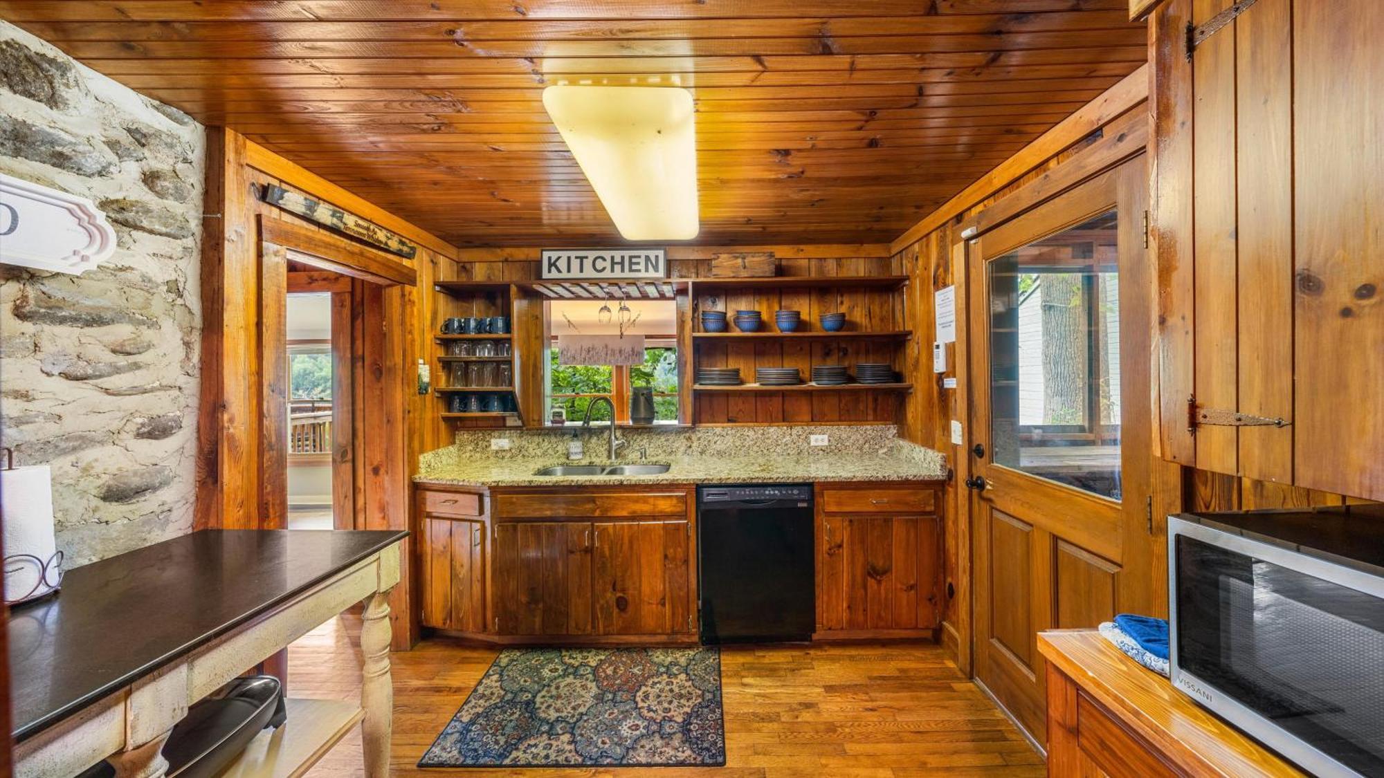גטלינבורג Whiskey Ridge Lodge, A Restored 1940S Gem, 2 Mins From Downtown, Breathtaking City Views, Custom Game Room, And Spacious Elegance מראה חיצוני תמונה