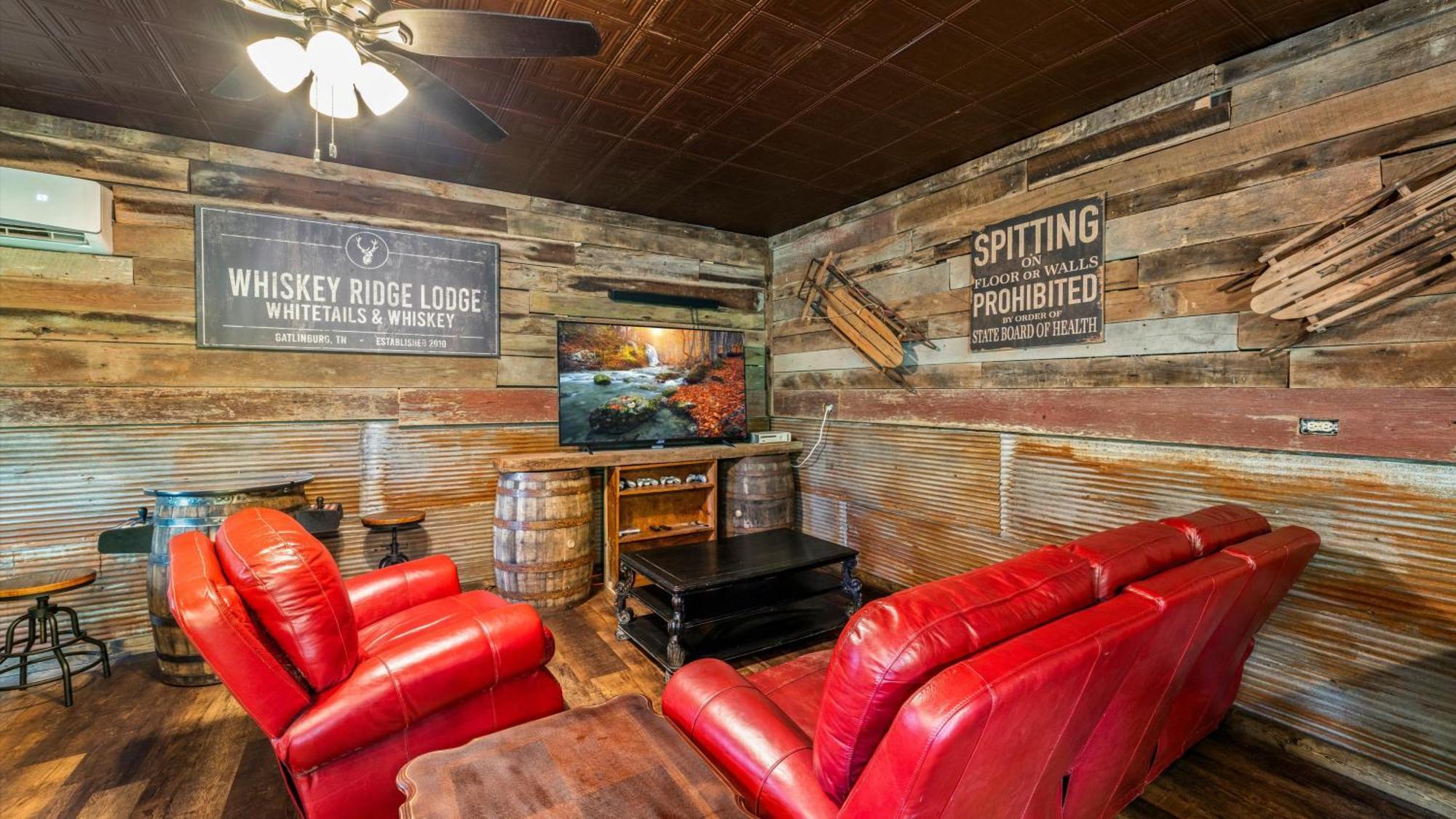 גטלינבורג Whiskey Ridge Lodge, A Restored 1940S Gem, 2 Mins From Downtown, Breathtaking City Views, Custom Game Room, And Spacious Elegance מראה חיצוני תמונה