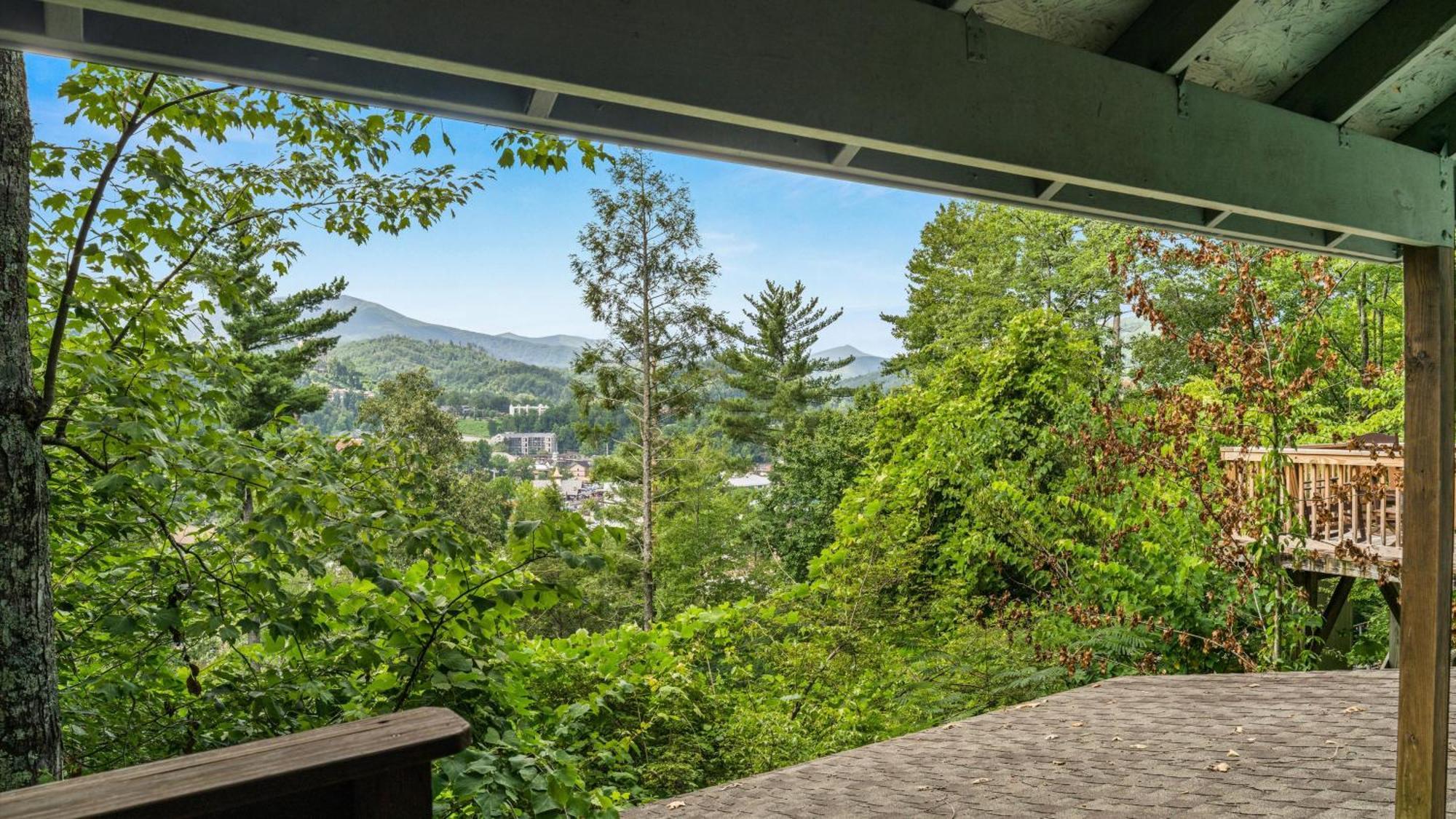גטלינבורג Whiskey Ridge Lodge, A Restored 1940S Gem, 2 Mins From Downtown, Breathtaking City Views, Custom Game Room, And Spacious Elegance מראה חיצוני תמונה
