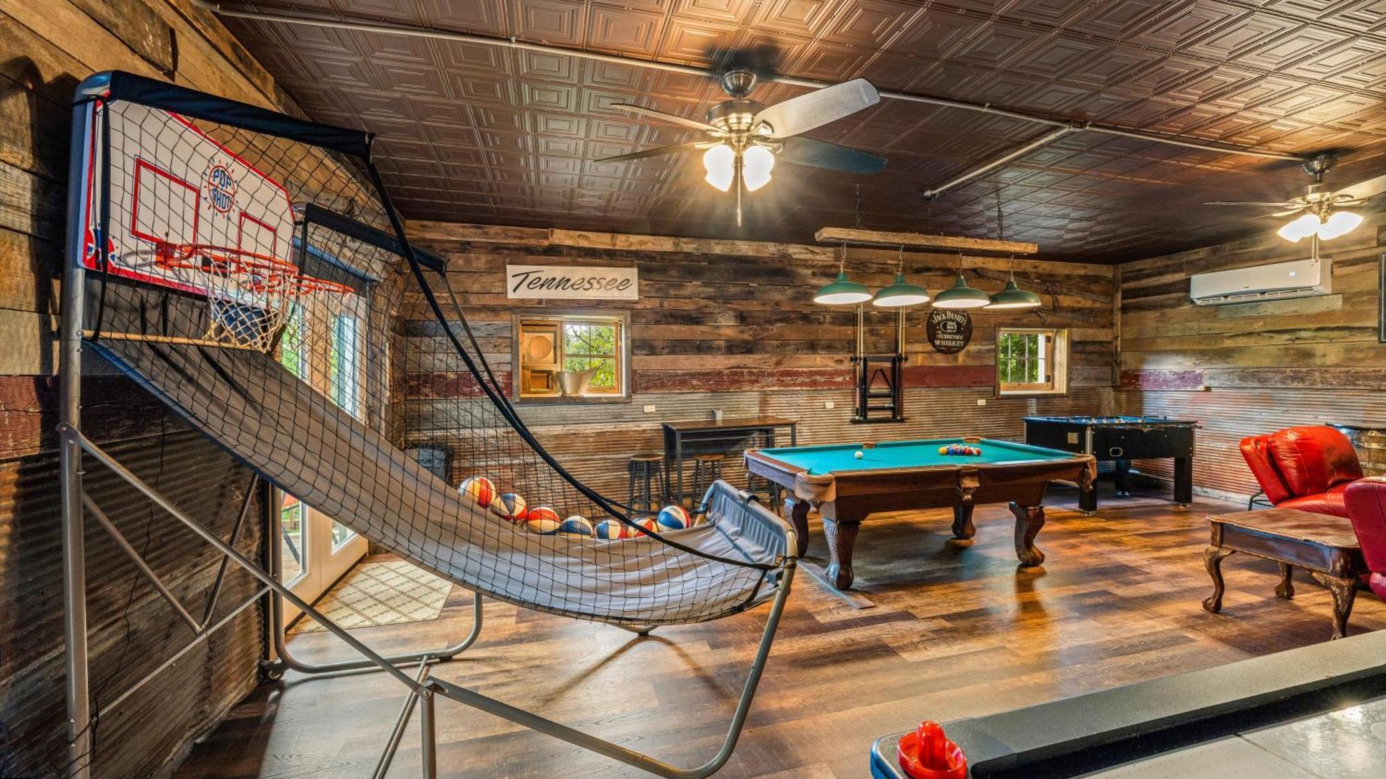 גטלינבורג Whiskey Ridge Lodge, A Restored 1940S Gem, 2 Mins From Downtown, Breathtaking City Views, Custom Game Room, And Spacious Elegance מראה חיצוני תמונה