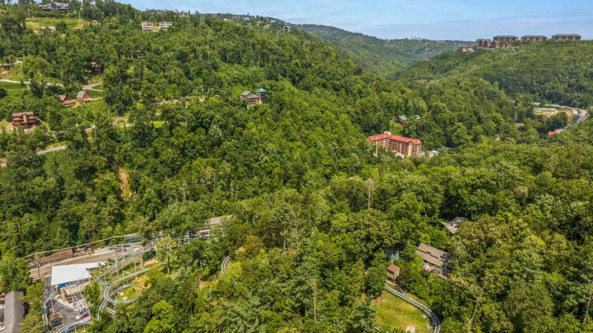 גטלינבורג Whiskey Ridge Lodge, A Restored 1940S Gem, 2 Mins From Downtown, Breathtaking City Views, Custom Game Room, And Spacious Elegance מראה חיצוני תמונה