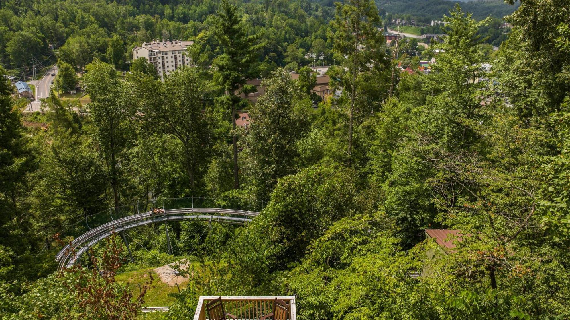 גטלינבורג Whiskey Ridge Lodge, A Restored 1940S Gem, 2 Mins From Downtown, Breathtaking City Views, Custom Game Room, And Spacious Elegance מראה חיצוני תמונה