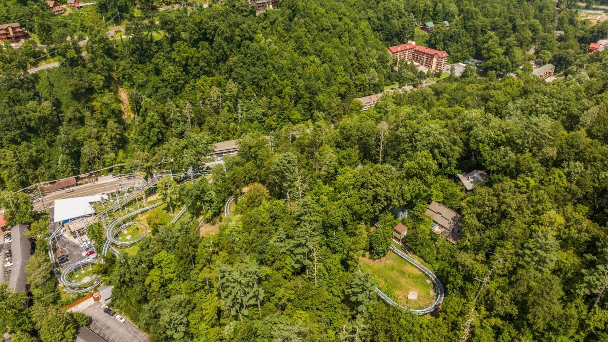גטלינבורג Whiskey Ridge Lodge, A Restored 1940S Gem, 2 Mins From Downtown, Breathtaking City Views, Custom Game Room, And Spacious Elegance מראה חיצוני תמונה