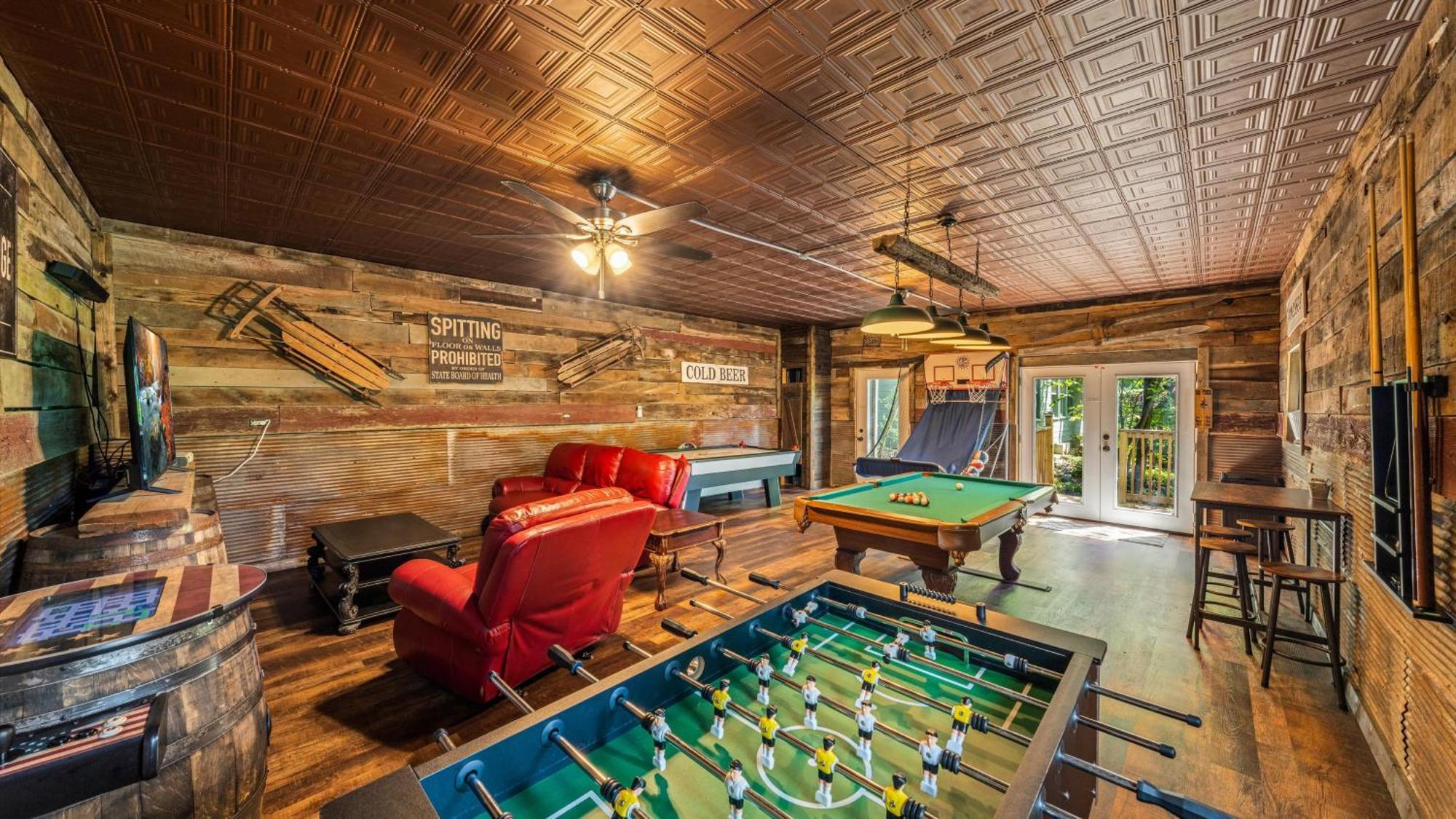 גטלינבורג Whiskey Ridge Lodge, A Restored 1940S Gem, 2 Mins From Downtown, Breathtaking City Views, Custom Game Room, And Spacious Elegance מראה חיצוני תמונה