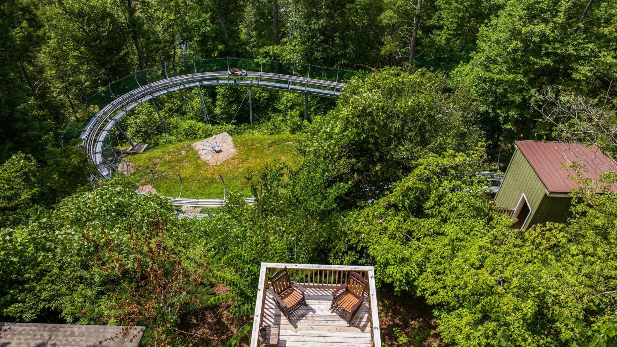 גטלינבורג Whiskey Ridge Lodge, A Restored 1940S Gem, 2 Mins From Downtown, Breathtaking City Views, Custom Game Room, And Spacious Elegance מראה חיצוני תמונה
